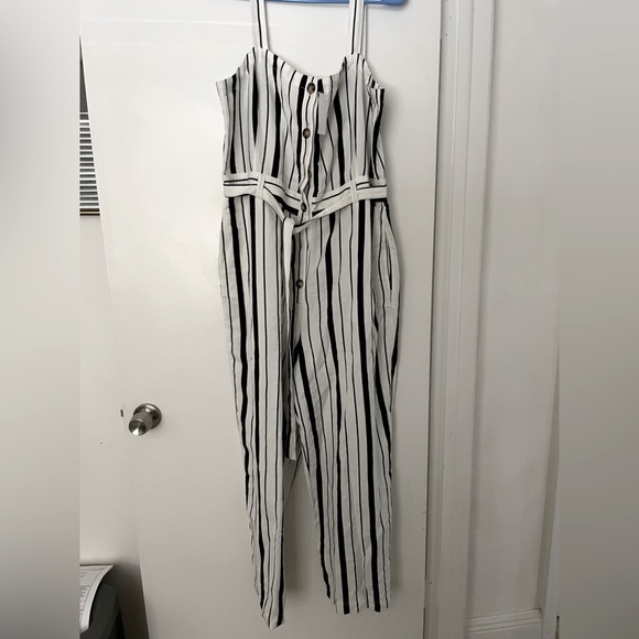 Jumpsuit with tag - Picture 1 of 3